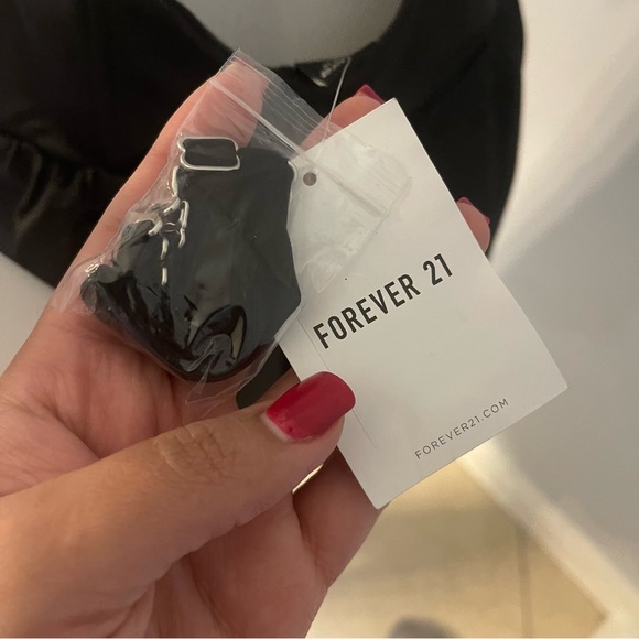 New Women’s black mini dress
Size Medium
New with tags
Straps can be attached - Picture 9 of 10